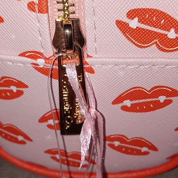 Vampire Teeth cosmetic bag! - Picture 3 of 6